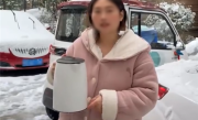 热水浇车玻璃会炸吗？女子拿别人车做实验 回应更让网友气笑 ！