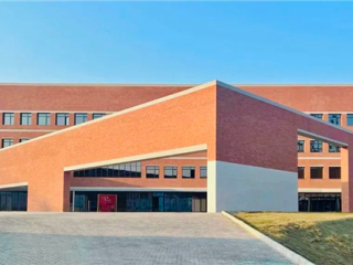 刘强东给母校捐赠京东群学楼启用 8年前捐3亿创记录 ！