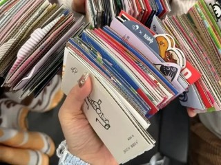 年轻人沉迷收集“奶茶杯套” 网友：一代人有一代人的破烂 !