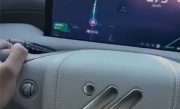 男子单手开智己电动车高速狂飙279km/h：并用手机录下证据 ！