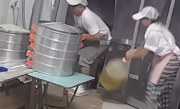 浙江一早餐店老板触电 妻子抄起油桶砸丈夫获网友好评 !