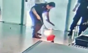 不让带上飞机 男子机场怒摔充电宝瞬间起火 被拘5日 ！