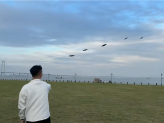 男子单手操控5台大疆无人机 指哪打哪 网友：科技修仙 !