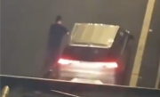 新能源车高速上突然没电 司机硬推2公里！交警回应 !