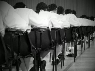 有小学建议不让老人接送小孩 网友吵翻：官方给的理由认可吗?