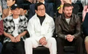 马云现身NBA中国赛场观战！身旁大佬云集：吴泳铭 成龙 贝克汉姆等并排观赛 ！