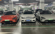 30万你买谁 小米SU7、奔驰C同框：完全两个时代的车 ！