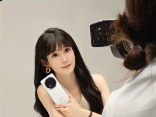 美女产品经理晒魅族Note 16定妆照：纯白机身 八边形镜头吸睛 ！
