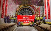 国内穿越长江最长地铁！上海地铁崇明线全线隧道贯通 !