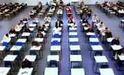 防止内卷 广东严禁小学教辅材料进校园引热议：官方回应 !