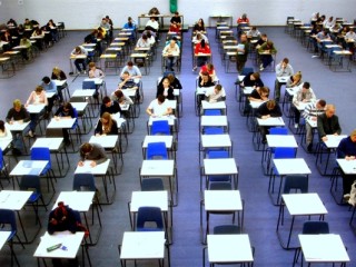 防止内卷 广东严禁小学教辅材料进校园引热议：官方回应 !
