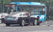 曝知名车评人陈震同学开劳斯莱斯闪灵发生车祸：逆行超速撞飞一白车 !