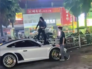 反转！官方通报：闹市抓小三砸保时捷系租车行老板自导自演 !