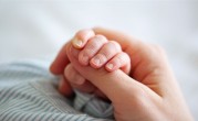 婴儿列车上哭闹20分钟 男子30秒哄好 网友：这一刻他就是全车厢的神 ！