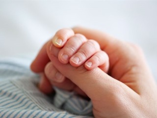 婴儿列车上哭闹20分钟 男子30秒哄好 网友：这一刻他就是全车厢的神 ！