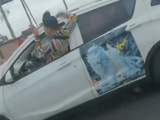 女子开车半个身子探出窗外吓坏旁车！交警回应称该女子存精神异常 ！
