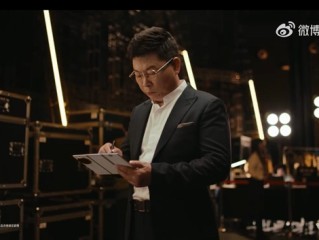 余承东展示华为Mate XTs非凡大师真机：新增白色 支持手写笔 !