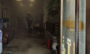 大爷在宾馆大厅给电动自行车电瓶充电 换衣下楼后发现自燃了 !
