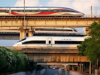 男子在上海拍到动漫里的场景：小米SU7与高铁、飞机同框 !