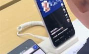 手机店内小孩哥用通缉令上证件号认证游戏 官方提醒：不要效仿 可能会被拘留 !