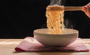 多地高铁站称仍卖泡面：但车上不能吃 !