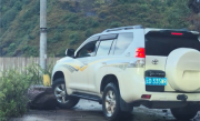 丰田霸道车主用车轮推开挡路巨石 超百万网友点赞 !