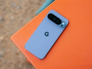谷歌Pixel 10上市即翻车：用户拿到手第二天手机就花屏 !