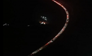 无人机拍下高速路震撼“彩色灯带”：一眼望不到头 !