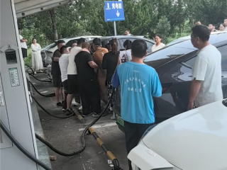 4个充电桩20多台车排队 高速服务区车主抢着充电枪都不松手 !