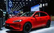 问界新M5 Ultra跃影红亮相成都车展：20万智能SUV新标杆 !