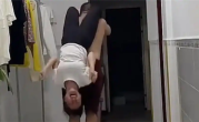 女子患肾结石22年4次手术 老公帮忙倒立排结石 !