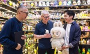 苹果CEO库克现身上海泡泡玛特相关巡展 王宁送给库克惊喜礼物 !