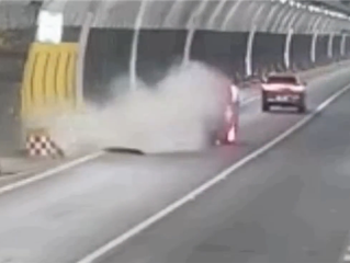 隧道内轿车突然上墙四轮朝天 司机:当时正牵着老婆的手 !