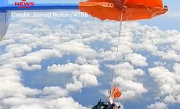 惊险！备用降落伞意外开伞 澳大利亚跳伞员被拽出机外卡在机翼上 ！