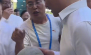 刘强东现身乌鲁木齐 热心摊主送哈密瓜请他品尝 !