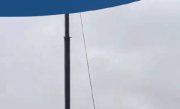 下雨天女儿请吊车帮父母收玉米 ！网友：玉米得按粒卖吧，不然都不够本 ！