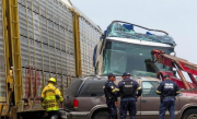 墨西哥一火车拦腰撞断一辆双层大巴车：致10死61伤 !