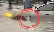 小米SU7积水街道当船开 网友：原来翼子板的设计是排水孔 ！