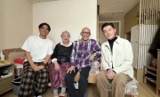 《繁花》剧组再聚首：胡歌陈龙去养老院看望游本昌 ！
