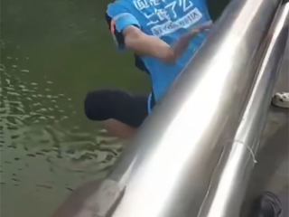 还有餐没送！50岁外卖小哥跳桥救人后默默离开 平台回应 !
