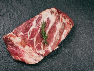 韩国烤肉店一片肥肉70多元人民币：韩国网友纷纷谴责 !