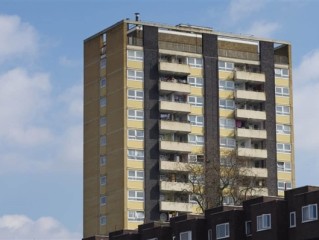 美国“晚买房”趋势加剧：首次购房者平均年龄升至40岁创纪录 !