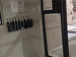 10把便民伞一月内全部丢失：女子坚持再次自费投放 !