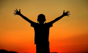 初中生一年长高31厘米分享长高方法：每天睡足8小时 少熬夜多运动 ！
