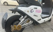 15小伙骑摩托车BUFF叠满了：无证无牌还改装 贴上“宝宝巴士” ！