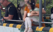 女子抱闺女探出护栏喂老虎被批不安全 本人：不要操不该操的心 !