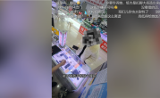 女子要求不碰手机贴膜 老板：数对用了多少纸的送蓝牙耳机 ！