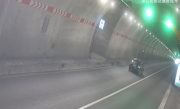 轿车在高速隧道里掉头 交警怒批：命重要还是你的方便重要 ！