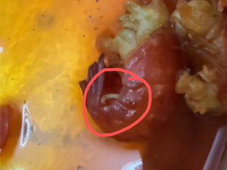 消费者买小龙虾疑吃出蛆虫 盒马回应：已和顾客和解 !