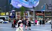 成都春熙路巨型3D蛇太逼真引争议：有网友不敢靠近 ！